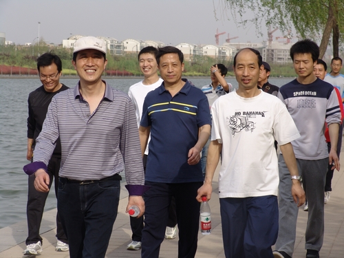 公司工会组织开展员工春季暴走活动 公司工会组织开展员工春季暴走活动