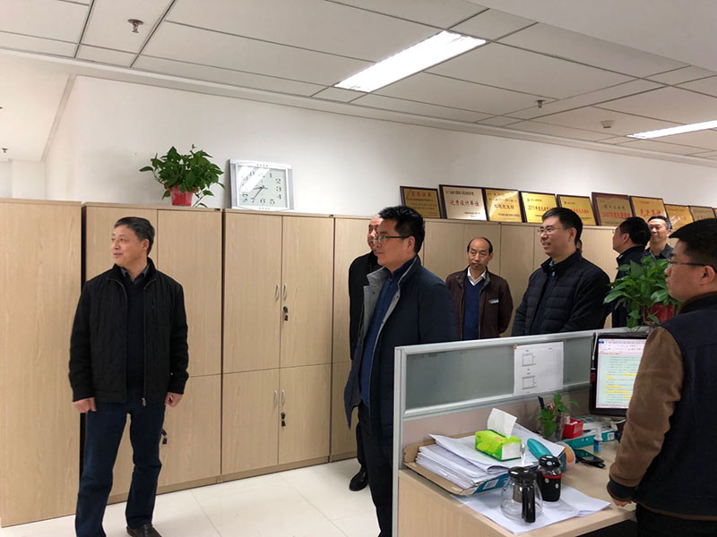 公司领导慰问全体员工
