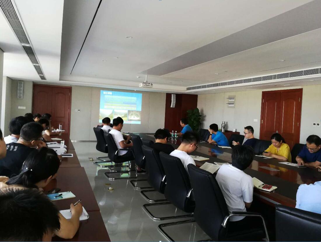 公司组织《尧栾高速线位布设难点及方案选择》技术讲座