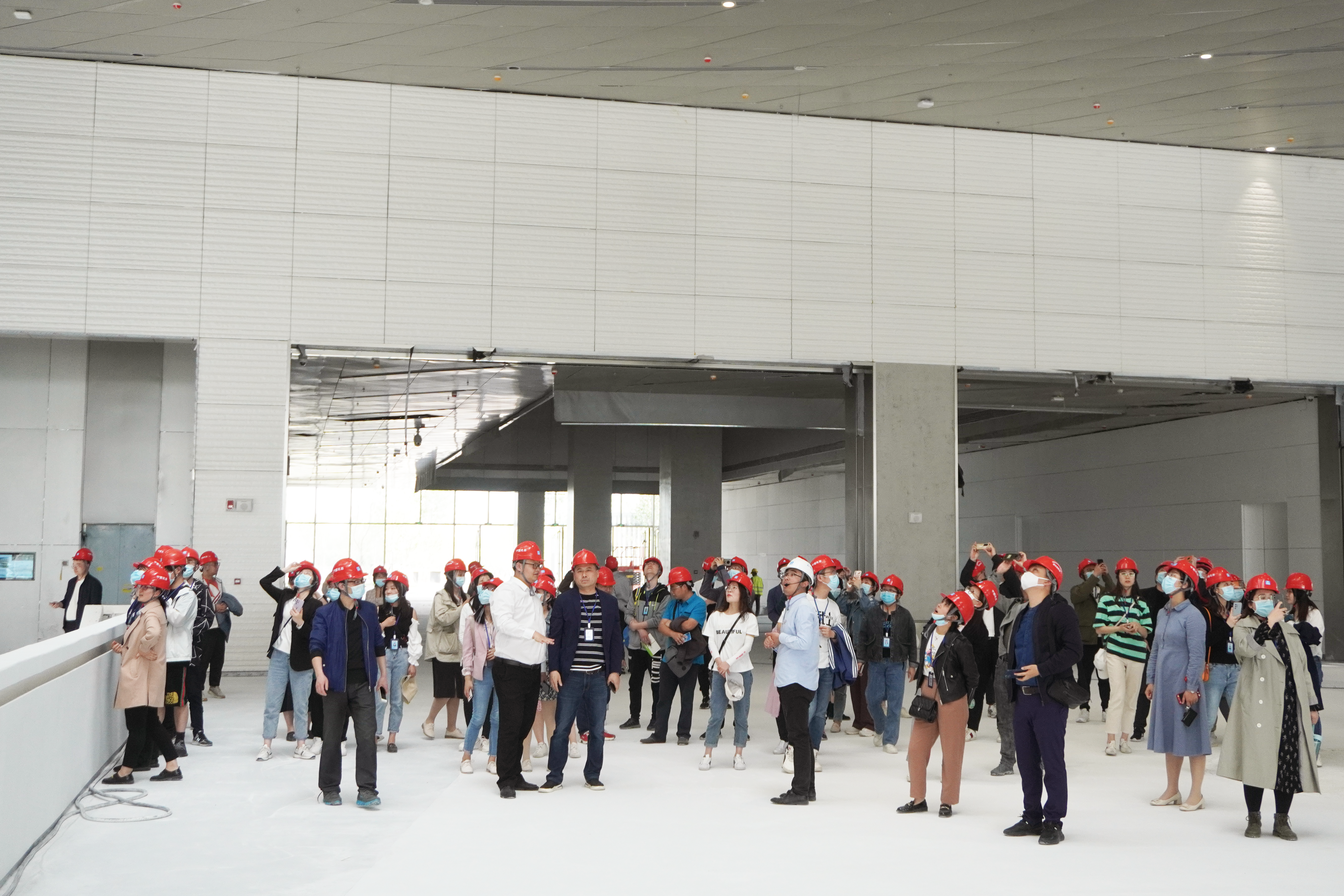 建筑规划设计院和中衢公司举行参观河南省科技馆新馆项目团建活动