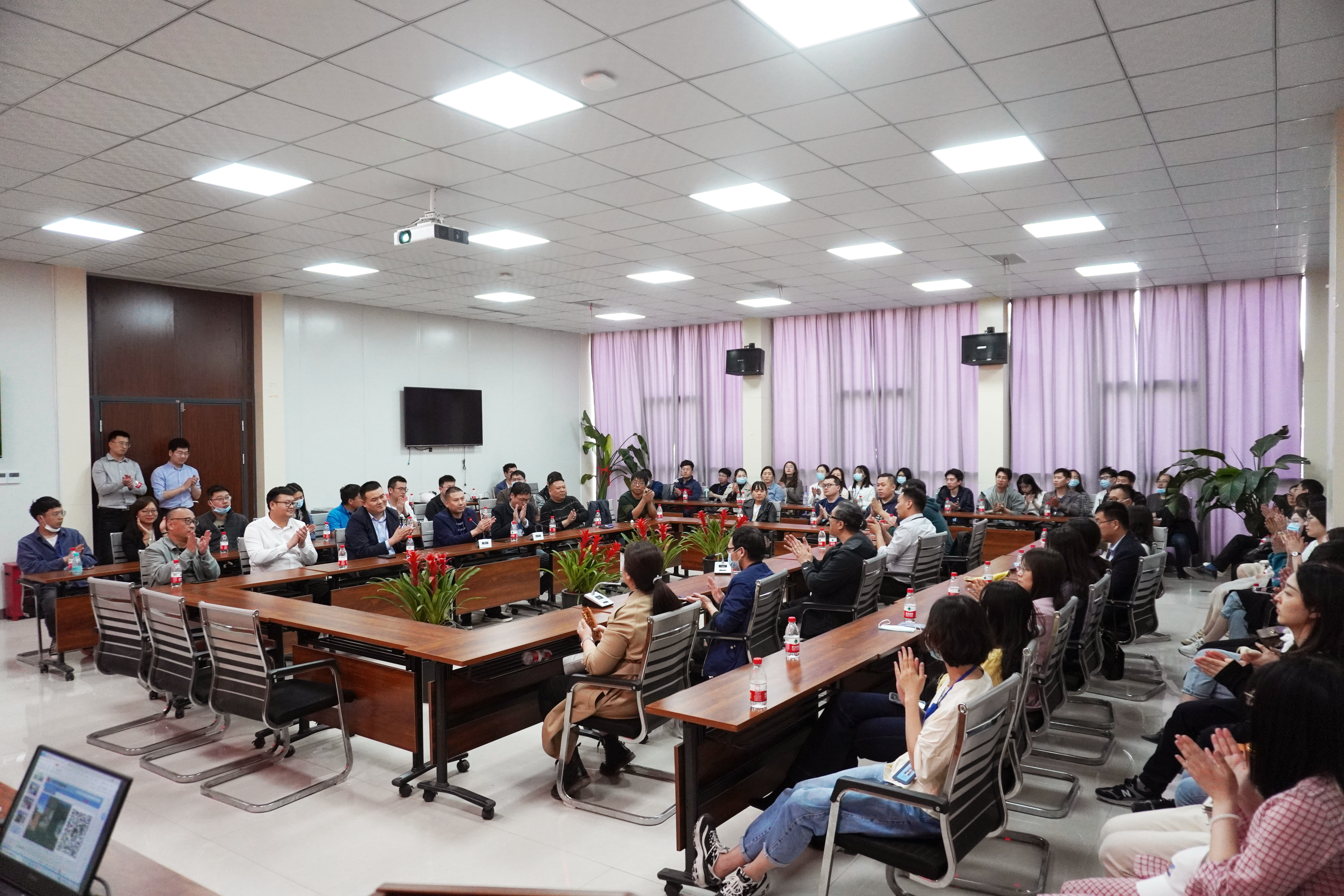 建筑规划设计院和中衢公司举行参观河南省科技馆新馆项目团建活动