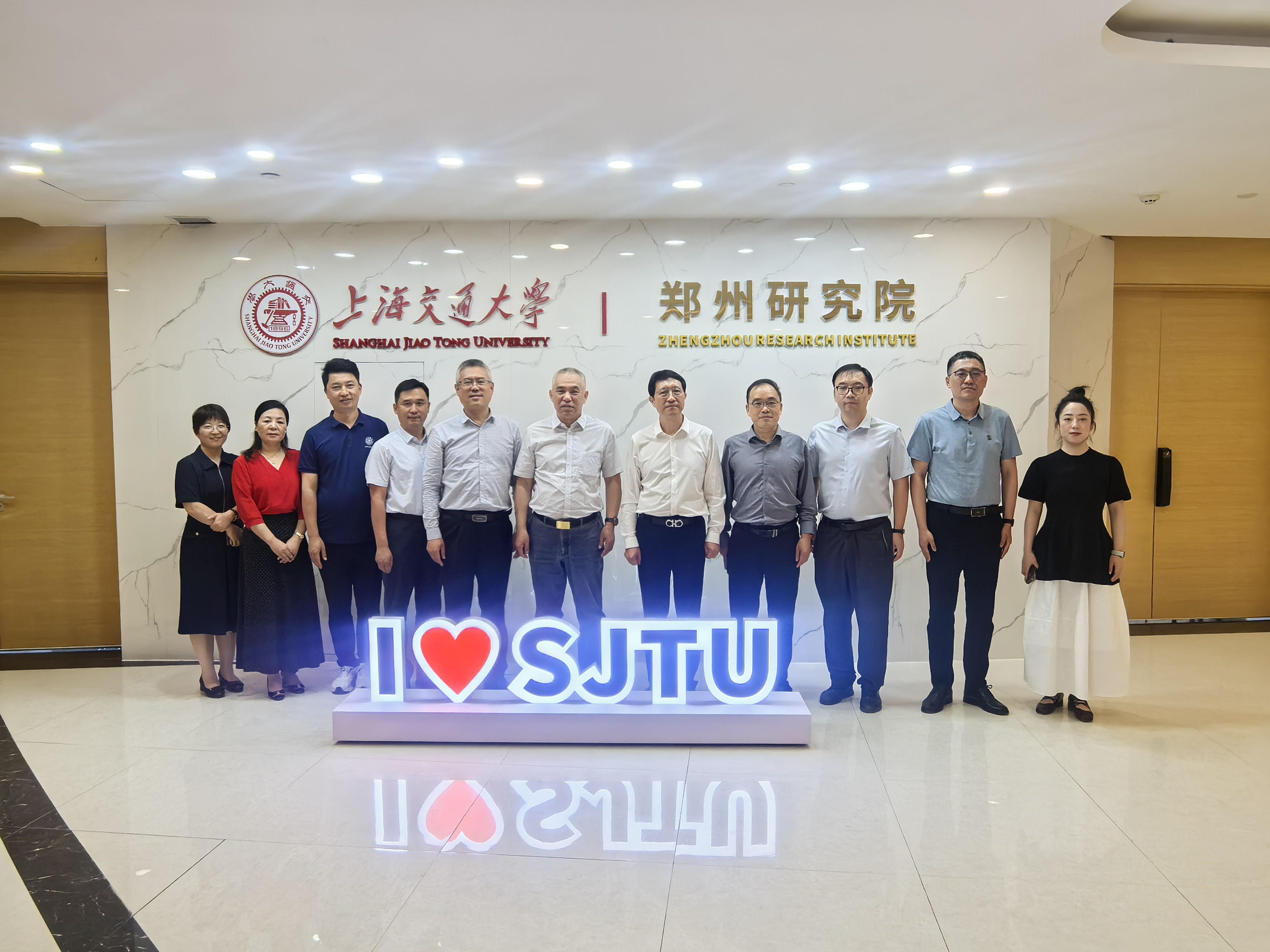 集团总经理汤意带队与上海交通大学郑州研究院开展交流座谈并签订战略合作协议/ 集团总经理汤意带队与上海交通大学郑州研究院开展交流座谈并签订战略合作协议