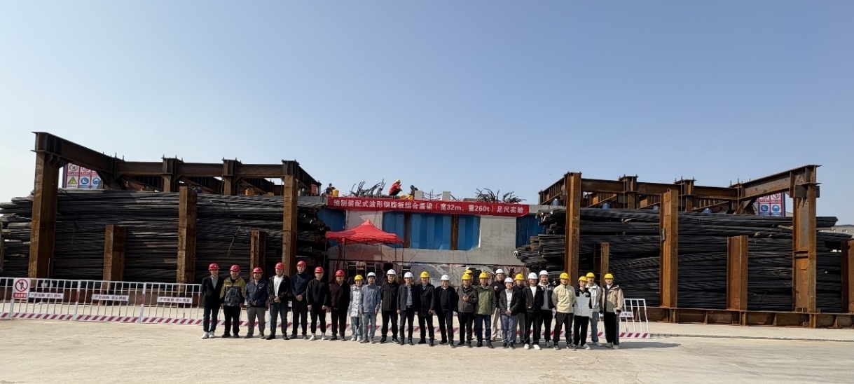 郑许高架装配式大悬臂波形钢腹板盖梁 首梁架设圆满成功 郑许高架装配式大悬臂波形钢腹板盖梁 首梁架设圆满成功
